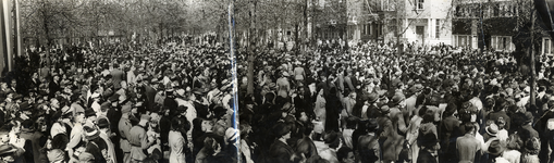 301218 Afbeelding van de menigte op de Maliebaan te Utrecht, bij het hoofdkwartier van de Nationaal-Socialistische ...